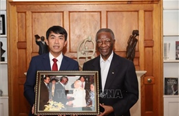 Cựu Tổng thống Nam Phi xúc động nhận quà kỷ niệm từ gia đình Đại tướng Võ Nguyên Giáp