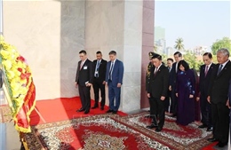 Thường trực Ban Bí thư đặt hoa tại Đài Độc lập ở Phnom Penh