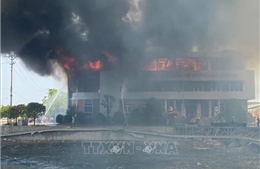 Kịp thời khống chế cháy lớn tại khu trưng bày của công ty chế biến gỗ