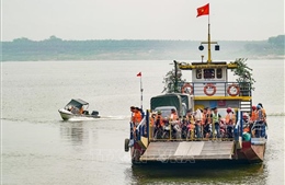 Siết chặt quản lý hoạt động vận tải trên tuyến sông Hồng trước mùa mưa bão