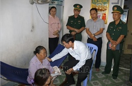 Thăm hỏi, động viên ngư dân có tàu bị cháy trên biển Phú Hài