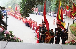 Dâng hương tưởng niệm các Vua Hùng nhân dịp khai hội Giỗ Tổ Hùng Vương