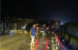 Xe khách lật trên cao tốc Nội Bài - Lào Cai, 5 người bị thương