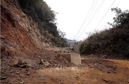 Đẩy nhanh tiến độ Dự án kè xử lý sạt lở đường Bích Trụ, vùng ven hồ thủy điện Hòa Bình