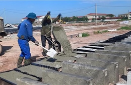Công nhân vượt nắng nóng, giữ tiến độ các dự án tại Ninh Bình