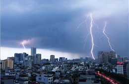 Hà Nội mưa lớn cục bộ, nhiều tuyến phố phía Tây úng ngập tạm thời