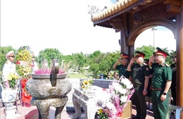 Đoàn sĩ quan trẻ Quân đội Lào dâng hương tại Thành cổ Quảng Trị