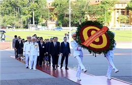 Thủ tướng Lào tưởng niệm các Anh hùng liệt sĩ và vào Lăng viếng Chủ tịch Hồ Chí Minh