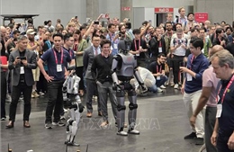 Robot hình người của Việt Nam gây ấn tượng tại diễn đàn hàng đầu thế giới