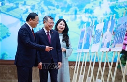 Hai Thủ tướng Việt Nam - Lào tham quan trưng bày ảnh về quan hệ hợp tác giữa hai nước