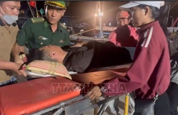 Nhanh chóng đưa ngư dân gặp sự cố sức khỏe nghiêm trọng vào bờ an toàn