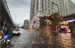 Giờ tan tầm mưa to, một số tuyến phố Hà Nội ngập úng