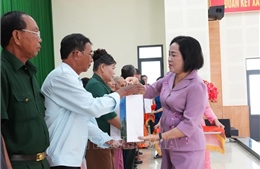 Thăm và tặng quà các gia đình chính sách, người có công tại Đắk Lắk