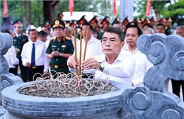 Thủ tướng dâng hương tưởng niệm các Anh hùng liệt sĩ tại Điện Biên
