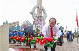 Dâng hương tưởng niệm những người con ưu tú của dân tộc