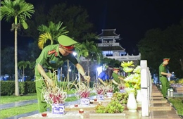 Nối dài những dòng người vào viếng các liệt sĩ Điện Biên Phủ