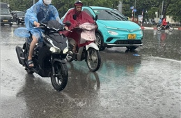 Cảnh báo mưa dông kèm lốc sét tại Hà Nội, lũ quét, sạt lở đất ở 11 tỉnh Bắc Bộ và Trung Bộ