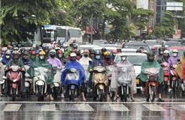 Mưa lớn đúng giờ cao điểm, nhiều tuyến đường Hà Nội ùn tắc kéo dài