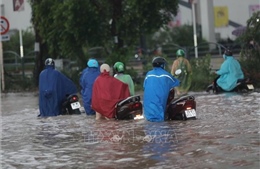 Mưa lớn cuối giờ chiều gây ngập cục bộ nhiều tuyến phố Hà Nội