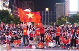 Bầu không khí sôi động tại phố đi bộ Nguyễn Huệ cổ vũ đội tuyển Việt Nam