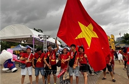 CĐV Việt Nam đến sân Rajamangala tiếp lửa cho các 'chiến binh sao vàng'