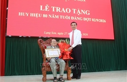 Phó Thủ tướng Phan Văn Giang trao tặng Huy hiệu 80 năm tuổi Đảng cho các đảng viên lão thành