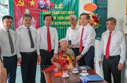 Trao Huy hiệu 80 năm tuổi Đảng tặng đảng viên lão thành tại Cần Thơ