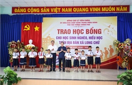 Trao học bổng cho 130 học sinh nghèo hiếu học tại Tây Ninh​