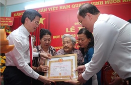 Trao Huy hiệu 80 năm tuổi Đảng tặng đảng viên lão thành tại Cà Mau