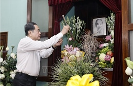 Chủ tịch Quốc hội Trần Thanh Mẫn dâng hương tưởng nhớ Chủ tịch Hồ Chí Minh