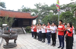 Đội tuyển điền kinh Việt Nam dâng hương tưởng niệm các Vua Hùng