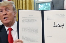 Tổng thống Trump ký tên lên đầu trang Tuyên bố D-Day thay vì cuối trang