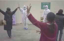 Bác sĩ ở Vũ Hán nhảy múa cùng bệnh nhân cách ly để giải khuây