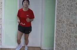 Chôn chân ở nhà vì COVID-19, cô gái chạy bộ 10km mỗi ngày trong phòng