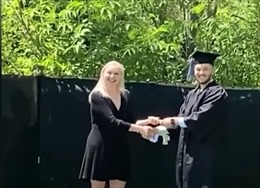 Sinh viên Mỹ sáng tạo đủ kiểu mừng lễ tốt nghiệp tại gia