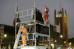 Giới chức London cấp tập dựng khung sắt, đóng ván bảo vệ hàng loạt tượng đài