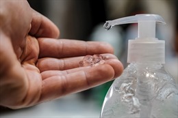 Mỹ cảnh báo hàng chục loại nước rửa tay khô có chất độc hại, mùi lạ
