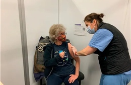 Tủ lạnh hỏng, nhân viên y tế Mỹ chạy đua tìm người tiêm vaccine COVID-19 giữa đêm