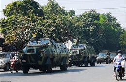 Hình ảnh xe bọc thép, binh sĩ Myanmar tuần tra khắp thủ đô sau chính biến  