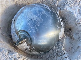 Phát hiện quả bóng kim loại bí ẩn khắc tiếng Nga trên bãi biển Bahamas