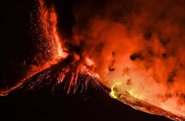 Hình ảnh núi lửa Etna phun trào sáng rực trong đêm suốt hơn 2 tuần 