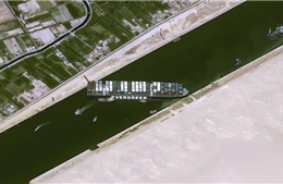 Video khoảnh khắc tàu khổng lồ va vào bờ kênh đào Suez