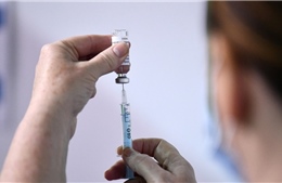 Giữa nghi vấn gây huyết khối, AstraZeneca đổi tên vaccine COVID-19