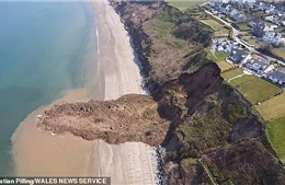 Lở đất kinh hoàng ở Anh, hàng trăm tấn bùn đất đổ ập xuống biển