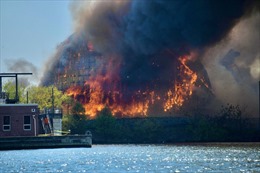Video nhà máy 99 năm tuổi bốc cháy ngùn ngụt, đổ sập trong hỏa hoạn