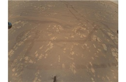 Trực thăng NASA gửi về ảnh màu đầu tiên chụp Sao Hỏa từ trên không