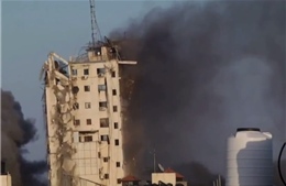 Khoảnh khắc tòa nhà cao tầng thứ 3 ở Gaza bị tên lửa Israel đánh sập