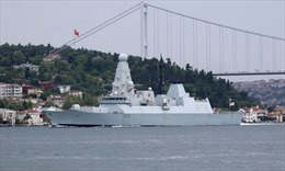 Nga nói bắn cảnh cáo tàu chiến Anh, Anh tuyên bố Nga chỉ ‘tập bắn’