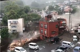 Khoảnh khắc lở đất kinh hoàng ở Nhật Bản, cuốn phăng cả chục ngôi nhà