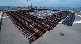 Hải quân Mỹ tịch thu 1.400 khẩu AK-47 ở Biển Arab, đánh chìm tàu chở